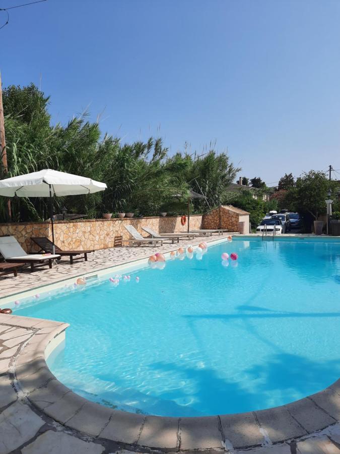 Savvas Apartments Дассия Экстерьер фото